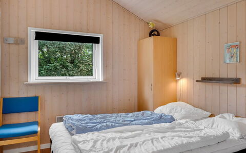 Nahuel - 300M to the Fjord: Wand, Schlafzimmer, Holz, Bett, Interior Design, Decke, Bettdecke, Bedding, Bettrahmen, Fussboden