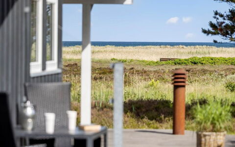 Chris - 130M from the Sea: Himmel, Grundstueck, Hütte, Schatten, Gartenmöbel, Veranda, Hartholz, Outdoor Struktur, Tisch Im Freien, Abstellgleis
