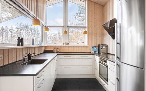 Chris - 130M from the Sea: Küche, Countertop, Küchengerät, Holz, Interior Design, Major Appliance, Cabinetry, Decke, Light Fixture, Spüle