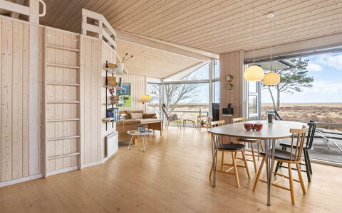 Chris - 130M from the Sea: Holz, Flooring, Decke, Fussboden, Interior Design, Holzboden, Light Fixture, Hartholz, Holzbeize, Planke