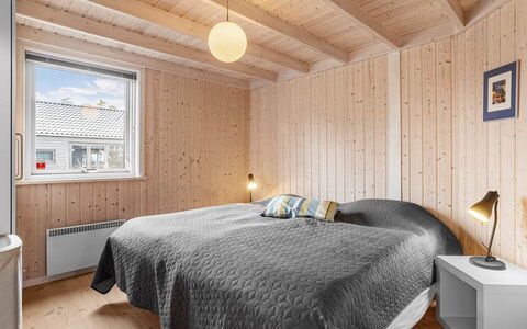 Chris - 130M from the Sea: Holz, Decke, Interior Design, Flooring, Fussboden, Schlafzimmer, Zimmer, Bett, Zuhause, Bettrahmen