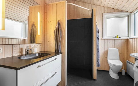 Chris - 130M from the Sea: Armatur, Flooring, Sinken, Holz, Interior Design, Fussboden, Zapfhahn, Bad Sink, Badezimmerschrank, Installation