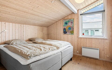 Chris - 130M from the Sea: Holz, Schlafzimmer, Zuhause, Decke, Bett, Bedding, Bettdecke, Einfrieren, Hütte, Bettrahmen