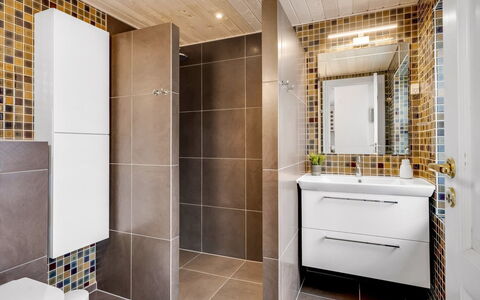 Helemine - 800M from the Sea: Flooring, Badezimmer, Wand, Fussboden, Interior Design, Armatur, Toilette, Fliese, Badezimmerschrank, Installation