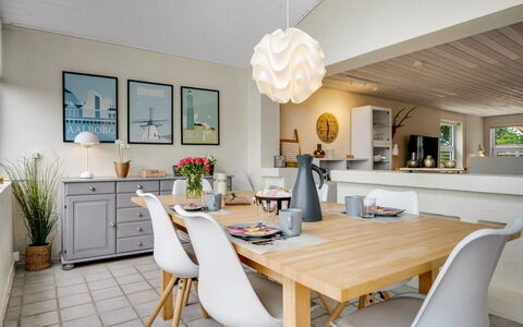 Helemine - 800M from the Sea: Möbel, Interior Design, Flooring, Light Fixture, Holz, Stuhl, Decke, Tabelle, Küche & Esszimmer Tisch, Esszimmer