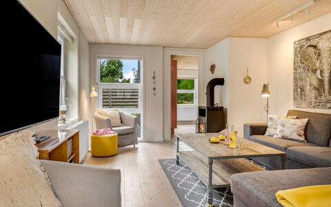 Helemine - 800M from the Sea: Möbel, Interior Design, Couch, Flooring, Wohnzimmer, Wand, Holz, Fussboden, Zimmer, Decke