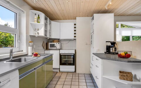Helemine - 800M from the Sea: Küche, Countertop, Küchengerät, Interior Design, Flooring, Major Appliance, Cabinetry, Holz, Decke, Möbel
