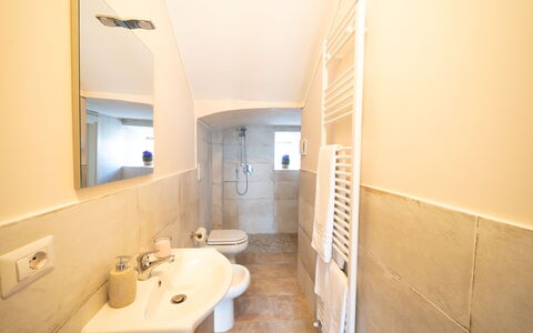 Villa Belvedere: Flooring, Fussboden, Wand, Interior Design, Holz, Decke, Armatur, Zimmer, Badezimmer, Beleuchtung