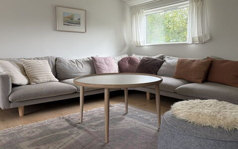 Pirka - 500M from the Sea: Fussboden, Möbel, Flooring, Kissen, Wohnzimmer, Holzboden, Dekokissen, Couch, Kissen