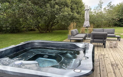 Pirka - 500M from the Sea: Jacuzzi, Garten, Badewanne, Schwimmbad, Armatur, Zimmerpflanze, Water Feature, Hof