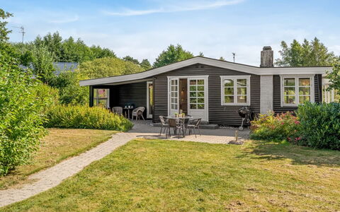 Roar - 7.5Km from the Sea: Zuhause, Haus, Hütte, Ground, Tür, Estate, Garten, Bauernhaus, Rasen, Landscaping