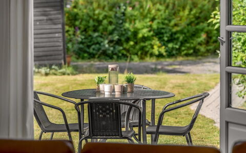 Roar - 7.5Km from the Sea: Möbel, Gartenmöbel, Stuhl, Tisch Im Freien, Tabelle, Küche & Esszimmer Tisch, Kaffetisch, Garten, Schatten, Terrasse