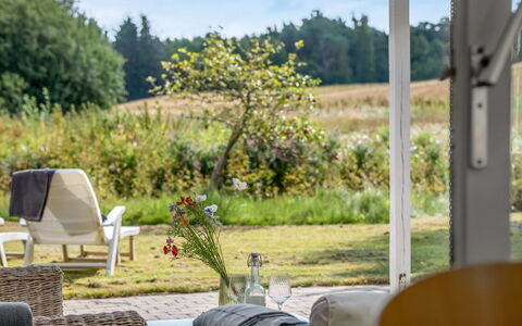 Roar - 7.5Km from the Sea: Möbel, Stuhl, Gartenmöbel, Strauch, Grundstueck, Garten, Tabelle, Tisch Im Freien, Schatten