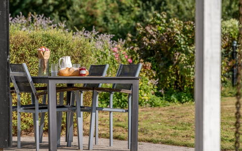 Roar - 7.5Km from the Sea: Gartenmöbel, Tisch Im Freien, Design, Holzbeize, Stuhl