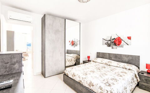 Tra Mare e Campagna: Möbel, Bett, Schlafzimmer, Interior Design, Fussboden, Flooring, Wand, Bettdecke, Bedding, Zimmer