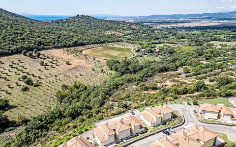Tra Mare e Campagna: Landschaft, Vogelperspektive, Dorf, Luftaufnahmen, Vorort, Chaparral, Bergdorf