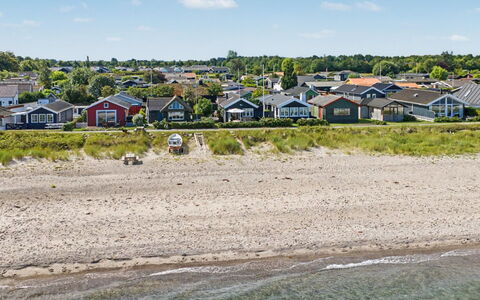 Joachim - 10M from the Sea: Holz, Möbel, Wohnung, Zimmer, Decke, Holzbeize, Stuhl, Hartholz, Lack, Holz