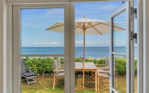 Joachim - 10M from the Sea: Holz, Möbel, Wohnung, Zimmer, Decke, Holzbeize, Stuhl, Hartholz, Lack, Holz