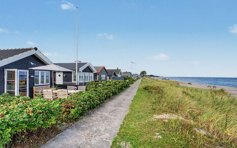Joachim - 10M from the Sea: Holz, Möbel, Wohnung, Zimmer, Decke, Holzbeize, Stuhl, Hartholz, Lack, Holz