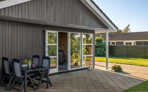 Fabian - 300M from the Sea: Holz, Möbel, Wohnung, Zimmer, Decke, Holzbeize, Stuhl, Hartholz, Lack, Holz