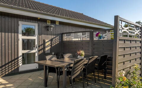 Fabian - 300M from the Sea: Holz, Möbel, Wohnung, Zimmer, Decke, Holzbeize, Stuhl, Hartholz, Lack, Holz