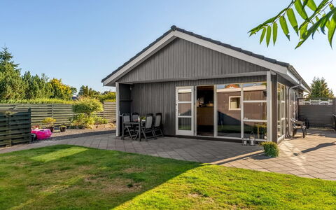 Fabian - 300M from the Sea: Holz, Möbel, Wohnung, Zimmer, Decke, Holzbeize, Stuhl, Hartholz, Lack, Holz