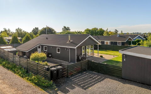 Fabian - 300M from the Sea: Holz, Möbel, Wohnung, Zimmer, Decke, Holzbeize, Stuhl, Hartholz, Lack, Holz