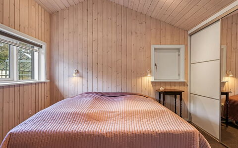 Fritzy - 1.5Km from the Sea: Holz, Decke, Schlafzimmer, Interior Design, Fussboden, Bett, Flooring, Zimmer, Bettdecke, Bettrahmen