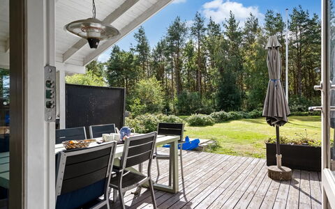 Fritzy - 1.5Km from the Sea: Holz, Möbel, Stuhl, Zuhause, Gartenmöbel, Tür, Veranda, Deck, Schatten, Hütte