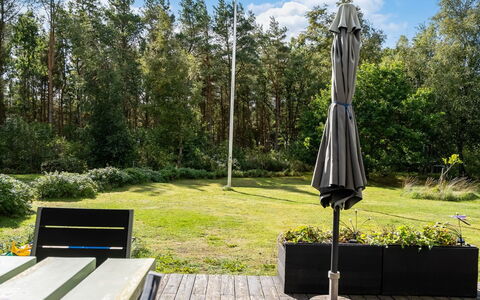 Fritzy - 1.5Km from the Sea: Gartenmöbel, Garten, Schatten, Rasen, Landscaping, Hinterhof, Garten, Tisch Im Freien, Regenschirm, Hartholz