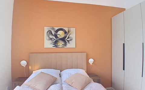 Buky Escape: Möbel, Bett, Wand, Schlafzimmer, Interior Design, Holz, Bettdecke, Bedding, Zimmer, Fussboden