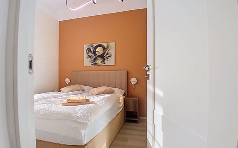 Buky Escape: Möbel, Bett, Interior Design, Schlafzimmer, Wand, Fussboden, Holz, Flooring, Bettdecke, Bedding
