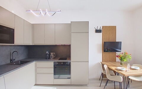 Buky Escape: Möbel, Küche, Interior Design, Flooring, Countertop, Küchengerät, Cabinetry, Holz, Fussboden, Light Fixture