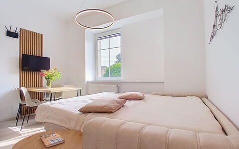 Buky Escape: Möbel, Interior Design, Wand, Flooring, Fussboden, Bett, Schlafzimmer, Holz, Decke, Zimmer