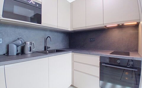 Buky Escape: Küche, Countertop, Cabinetry, Küchengerät, Holz, Interior Design, Flooring, Major Appliance, Armatur, Haushaltsgerät