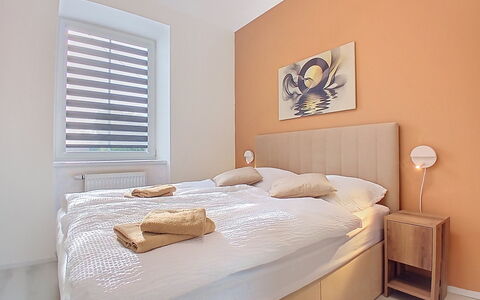 Buky Escape: Bett, Interior Design, Wand, Schlafzimmer, Möbel, Holz, Fussboden, Bettdecke, Decke, Bedding