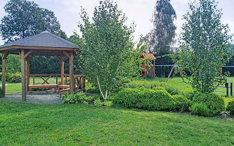 Buky Escape: Baum, Garten, Strauch, Rasen, Ground, Frühling, Gehölz, Schatten