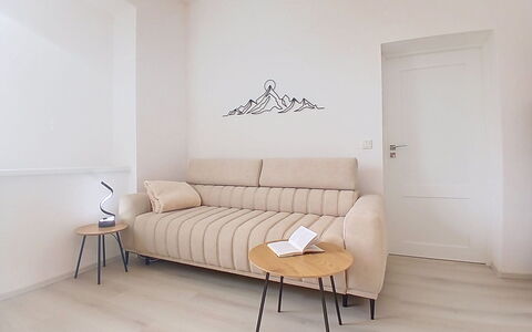 Buky Escape: Möbel, Flooring, Interior Design, Fussboden, Holz, Holzboden, Couch, Zuhause, Wohnung, Wohnzimmer