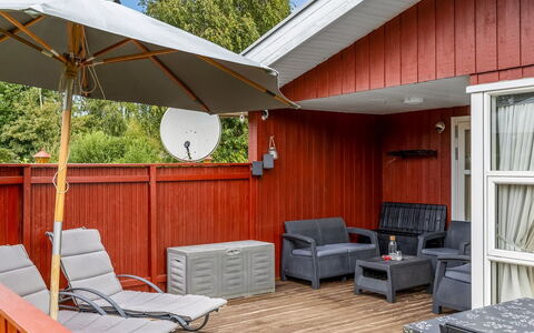 Laurine - 500M from the Sea: Möbel, Interior Design, Flooring, Fussboden, Decke, Zimmer, Stuhl, Tabelle, Wohnung, Küche & Esszimmer Tisch