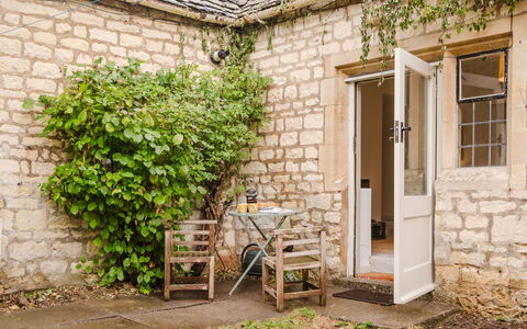 Little Hale Cottage: Möbel, Interior Design, Flooring, Fussboden, Decke, Zimmer, Stuhl, Tabelle, Wohnung, Küche & Esszimmer Tisch