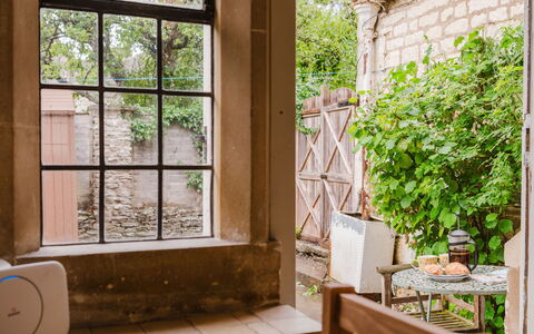 Little Hale Cottage: Möbel, Interior Design, Flooring, Fussboden, Decke, Zimmer, Stuhl, Tabelle, Wohnung, Küche & Esszimmer Tisch