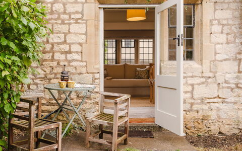 Little Hale Cottage: Möbel, Interior Design, Flooring, Fussboden, Decke, Zimmer, Stuhl, Tabelle, Wohnung, Küche & Esszimmer Tisch