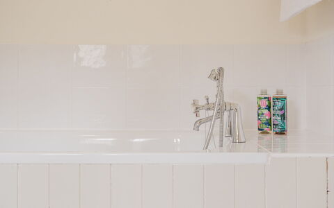 Little Hale Cottage: Möbel, Interior Design, Flooring, Fussboden, Decke, Zimmer, Stuhl, Tabelle, Wohnung, Küche & Esszimmer Tisch