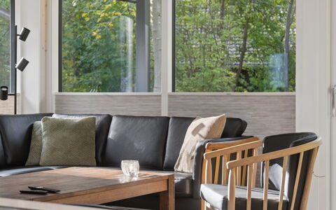 Zelma - 1.5Km from the Sea: Möbel, Interior Design, Holz, Flooring, Fussboden, Tabelle, Stuhl, Glas, Wohnzimmer, Holzbeize