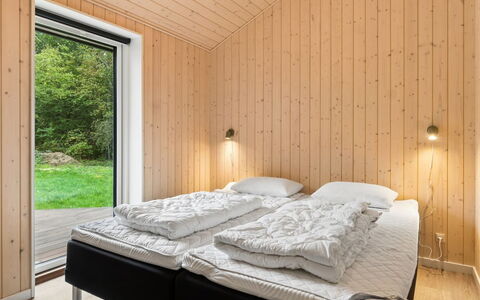Zelma - 1.5Km from the Sea: Holz, Schlafzimmer, Decke, Bett, Hartholz, Bettrahmen, Bedding, Holzbeize, Bettdecke, Planke