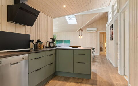 Zelma - 1.5Km from the Sea: Flooring, Countertop, Interior Design, Küche, Möbel, Holz, Cabinetry, Fussboden, Decke, Holzboden