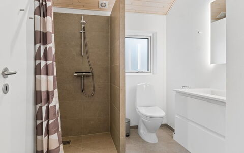 Zelma - 1.5Km from the Sea: Flooring, Fussboden, Wand, Holz, Armatur, Interior Design, Badezimmer, Decke, Toilette, Zimmer
