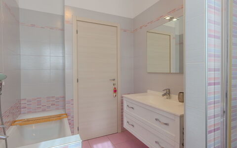 Al Roccolo: Armatur, Badezimmer, Interior Design, Flooring, Fussboden, Bad Sink, Sinken, Installation, Badezimmerschrank, Spiegel