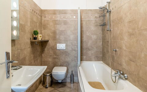 Barella: Badezimmer, Interior Design, Flooring, Armatur, Fussboden, Wand, Badewanne, Sinken, Toilette, Zapfhahn