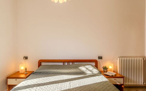 Barella: Bett, Interior Design, Schlafzimmer, Möbel, Wand, Bettdecke, Bedding, Flooring, Holz, Fussboden